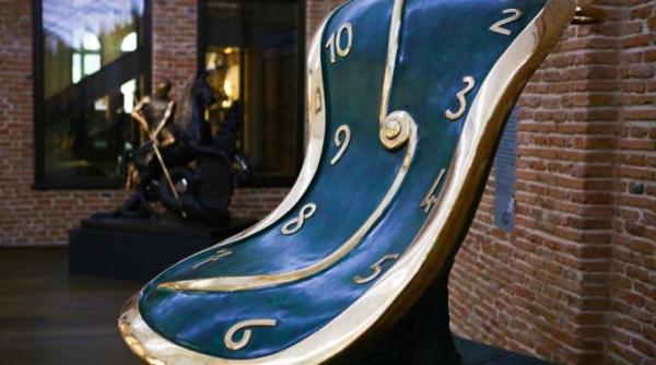 expozitia universul lui salvador dali mai poate fi vizitata pana la 1 septembrie peste 170 de lucrari inclusiv sculpturi si bijuterii create de marele pictor