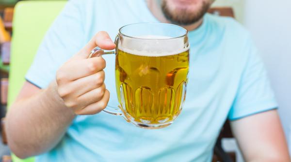 simptomul care apare dupa consumul de alcool si care poate avertiza asupra unui posibil cancer de colon in viitor