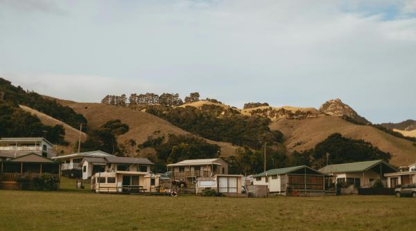 tara parasita masiv de cetateni din cauza vietii scumpe pleaca spre un trai mai bun locul despre care spun ca pare sa aiba totul