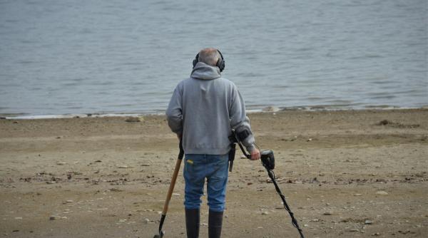 primul lucru pe care il fac arheologii pentru a identifica noi situri ce rol au cautatorii de comori care umbla cu detectorul de metale
