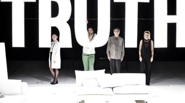 povestea comica a unui mincinos inconjurat de mincinosi piesa de florian zeller la gradina tomis din constanta