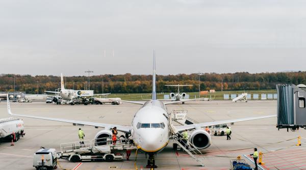 traficul pe patru aeroporturi din germania perturbat de activistii pentru clima