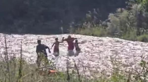 tragedia cu cei 3 tineri luati de viitura si ucisi in italia se putea repeta in romania doi copii au fost salvati ca prin minune la campulung muscel video