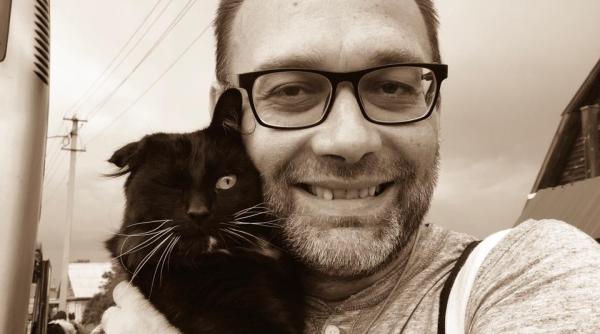 s a creat o confuzie directorul teatrului de arta este in continuare printre noi cel care a plecat dintre noi este bogdan budes