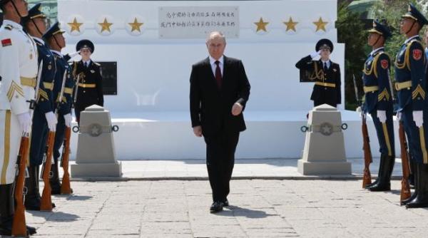 izolat de comunitatea internationala putin face o vizita in afara rusiei decizia insa va adanci si mai mult ruptura cu un fost stat partener