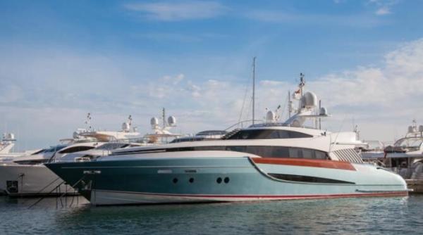 un mort si sase disparuti dupa ce un iaht de lux s a scufundat in largul siciliei