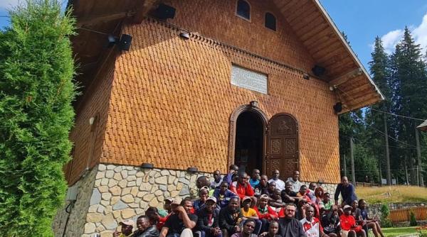 manastirea pestera ialomitei vizitata de tineri din kenya
