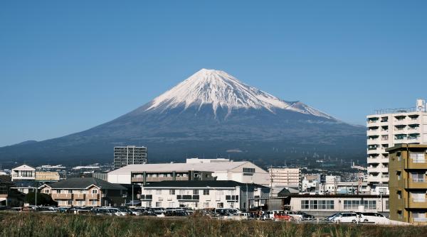 priveliste virala cu muntele fuji din nou la indemana turistilor dupa ce o prelata care obstructiona vederea a fost retrasa
