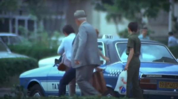 in filmul buletin de bucuresti din 1982 apare o sacosa cu sigla carrefour brand care a patruns in romania abia in 2001 cum e posibil