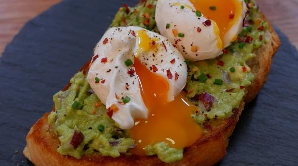 toast cu avocado si ou posat cel mai bun mic dejun