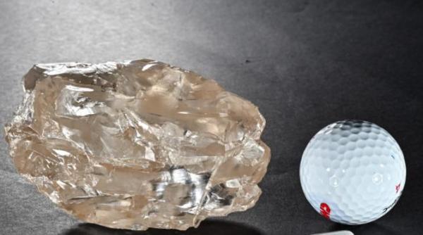 a fost gasit un diamant brut masiv de 2492 de carate este considerat al doilea ca marime descoperit vreodata foto