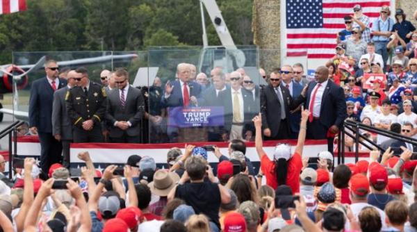 donald trump discurs din spatele geamului anti glont la primul miting electoral in aer liber de dupa atentat