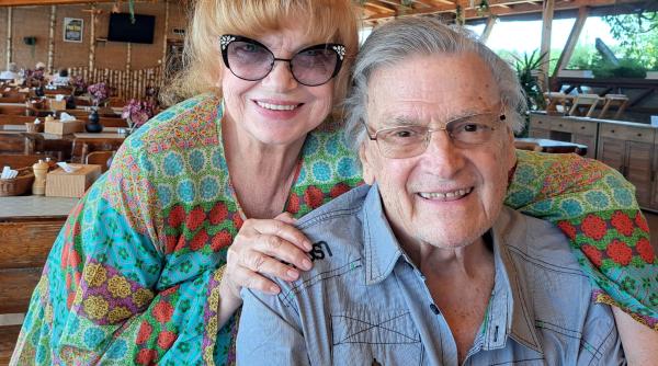 florin piersic in mijlocul prietenilor si colegilor de scena mesajul postat pe facebook de marele actor care se afla inca in recuperare