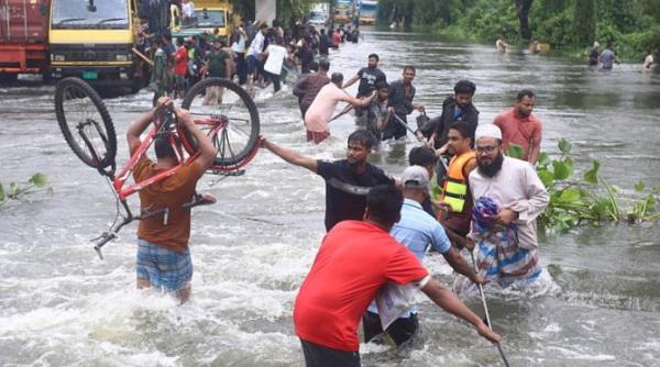 peste 300 000 de persoane afectate de inundatii in sud estul bangladeshului foto