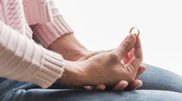 poate deveni foarte coplesitor psihoterapeut divortul are un impact pe mai multe nivele