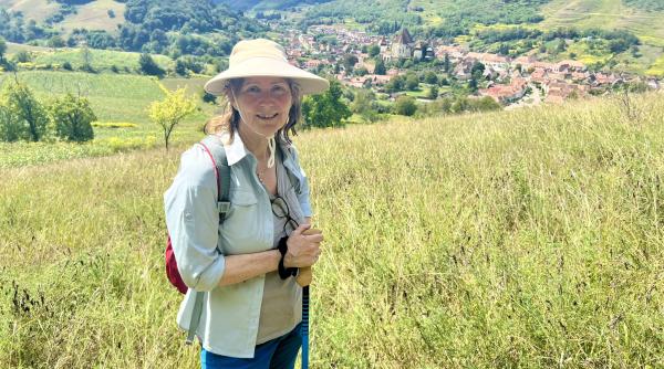 e s kathleen kavalec asa cum nu ai mai vazut o ambasadoarea sua in romania in drumetie pe viatransilvanica foto in articol