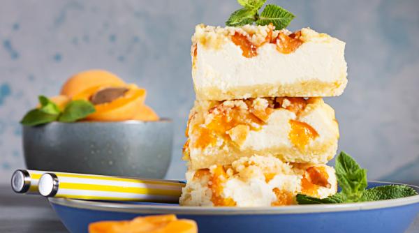 prajitura cu caise si iaurt usoara si racoritoare e musai sa o savurezi direct de la frigider