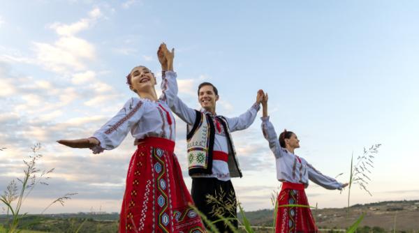 dcnews media group organizeaza masa rotunda romania are nevoie de tine implica te