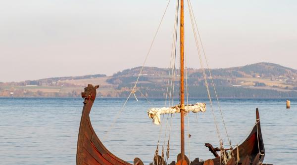o femeie a murit in urma rasturnarii unei replici de barca vikinga in largul coastelor norvegiene