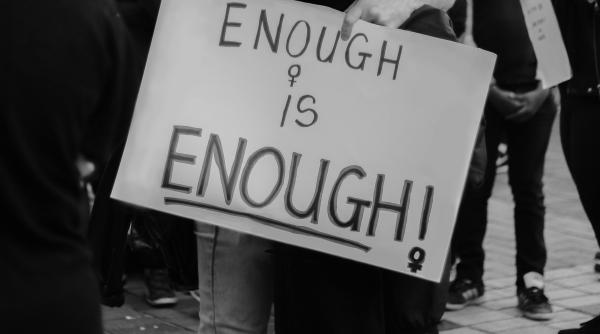 politica promisiunilor vanzatoare de vise cum este folosita comunitatea lgbt in campaniile electorale