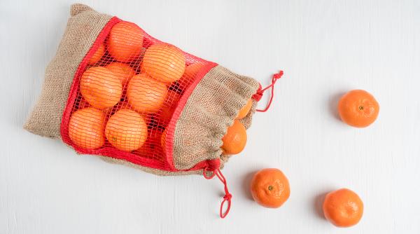 de ce portocalele sunt vandute in plase rosii