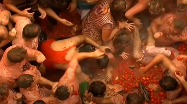 festivalul tomatelor a inrosit strazile dintr un cunoscut oras din spania
