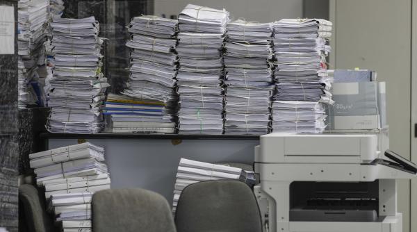 muntii de dosare ingramadite pe mesele magistratilor vor fi istorie robert cazanciuc anunta scurtarea duratei proceselor si degrevarea judecatoriilor