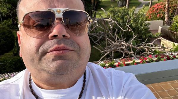 adrian minune dat jos de pe scena la un eveniment in vaslui ai gresit scena baiatu meu cine esti