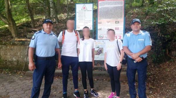 o familie din galati salvata de jandarmi dupa ce a intalnit trei ursi pe traseul 300 de scari din slanic moldova