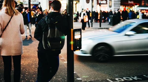 cum imbatranim si cum ne imbolnavim stand la semafor atentie si la pericolul nevazut din casele noastre video