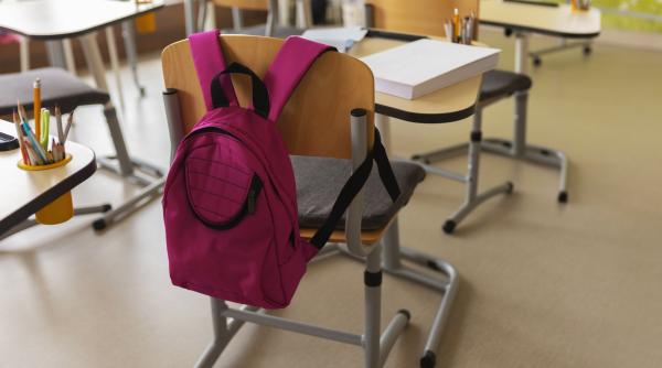 o fata si a atacat colegii de clasa cu un cutit doi elevi au fost raniti