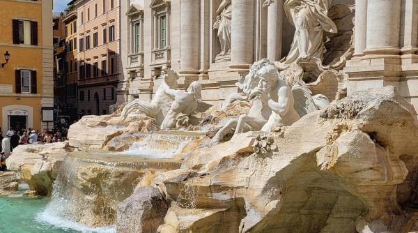 roma pune taxa la fontana di trevi apar si ore de acces pentru vizitatori