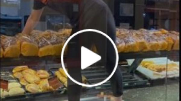 ai mai vazut asa ceva angajata unei patiserii s a urcat cu picioarele pe rafturile cu produse pentru a igieniza geamurile poti sa framanti putin pizza cu picioarele ca nu are nimic video