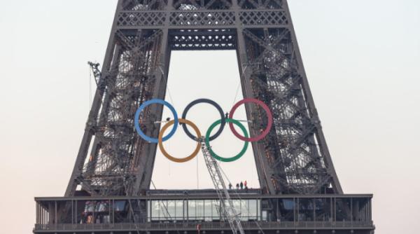 cercurile olimpice de pe turnul eiffel raman pe pozitie cel putin patru ani