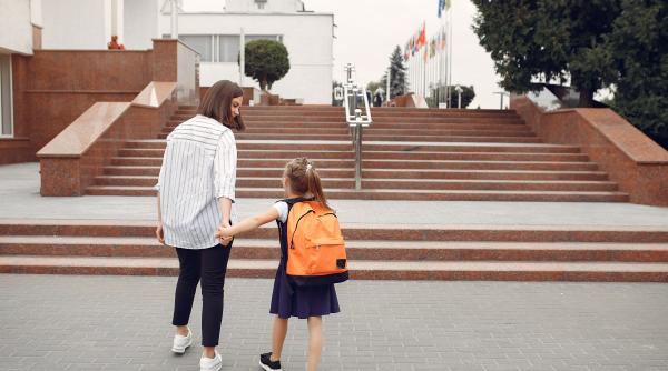 noi reguli impuse de ministerul invatamantului refuzul care le poate aduce parintilor si directorilor amenzi de pana la 5 000 de lei sau munca in folosul comunitati