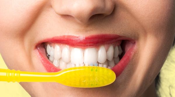 trucul care te ajuta sa indepartezi tartrul de pe dinti in mod natural