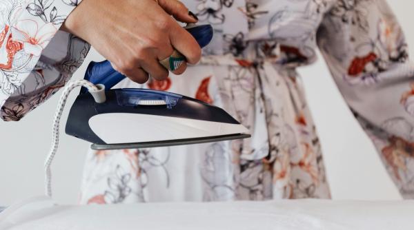 cum sa calci hainele mai usor