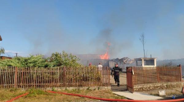 un avion al mapn a plecat in zona incendiului din maramures este o benzinarie in zona