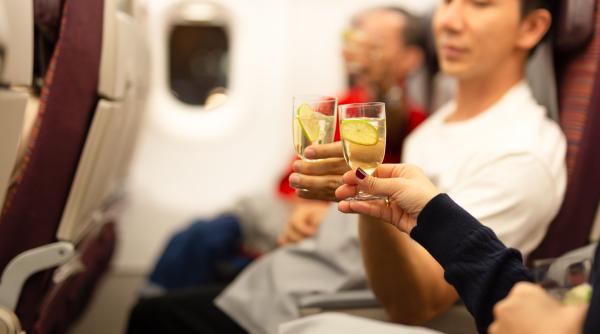 ce se intampla daca bei alcool in timpul calatoriei cu avionul de ce ar putea fi periculos