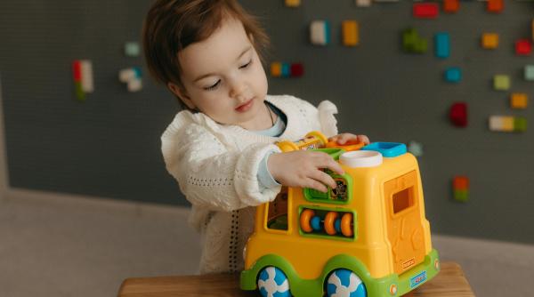 marturisirile unor mame dupa prima zi la cresa ar fi trebuit sa fie minunat pentru micutii lor dar a venit mort se sete foame iritat rau la scutec a dormit acolo pe jos