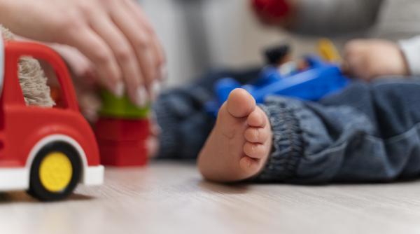 un minor de numai 1 an si jumatate salvat de doi politisti din neamt care i au facut masaj cardiac