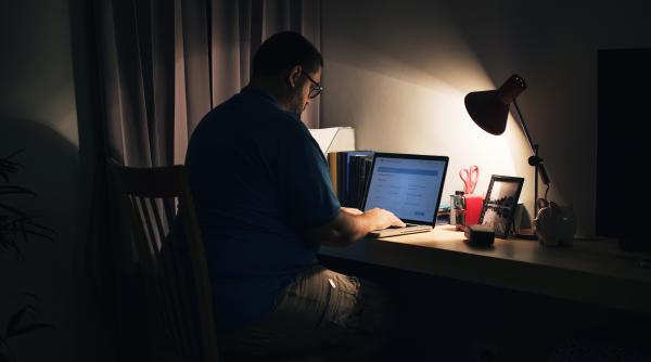 de ce trebuie redusa expunerea la lumina pe timp de noapte riscurile la care sunt supusi cei care lucreaza in ture