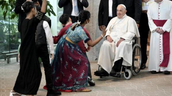 papa a ajuns in singapore ultima oprire a turneului sau in asia de sud est si oceania