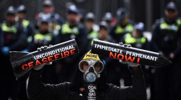 protest anti razboi violent in melbourne australia autoritatile au intervenit cu spray cu piper si ofiteri calare foto