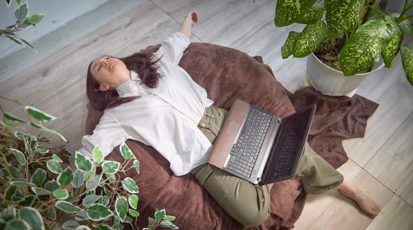 ne invata clipurile de slow living sa fim lenesi si neproductivi vlogger sabina rusescu e o exersare a rabdarii rabdare pe care nu o mai avem