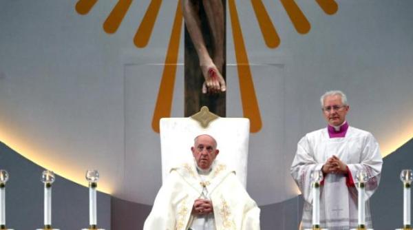 papa francisc indeamna la salarii echitabile pentru lucratorii migranti din singapore foto