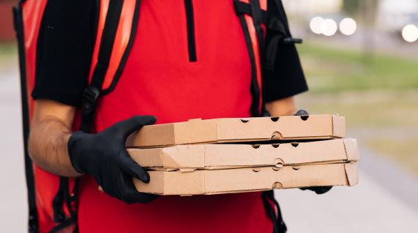 cine ar putea fi livratorii care iti aduc mancarea bacanu pnl sunt curios cati romani se gandesc la asta atunci cand deschid usa video