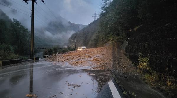 valea oltului blocata din cauza unei viituri