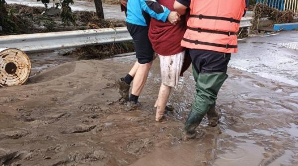 inundatiile au facut prapad in galati sunt 5000 de case afectate unele complet distruse la cantitatea asta de apa nu ai ce sa faci doar sa supravietuiesti