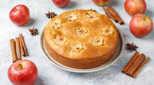 tort de mere inecat in sos de caramel desertul preferat al celor nascuti inainte de 90